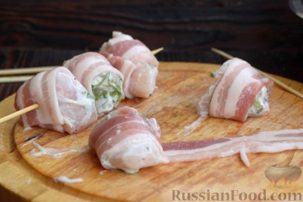 Шашлычки из куриного филе в йогуртовом маринаде, с беконом