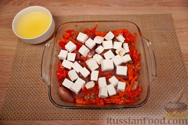 Тунец, запечённый с овощами, каперсами и фетой