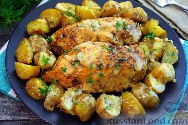 Куриное филе с молодым картофелем и сыром
