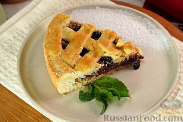 Вишнёвый пирог c решёткой