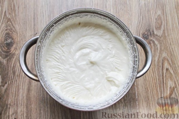 Муссовый творожно-сливочный торт с печеньем, клубникой и желе