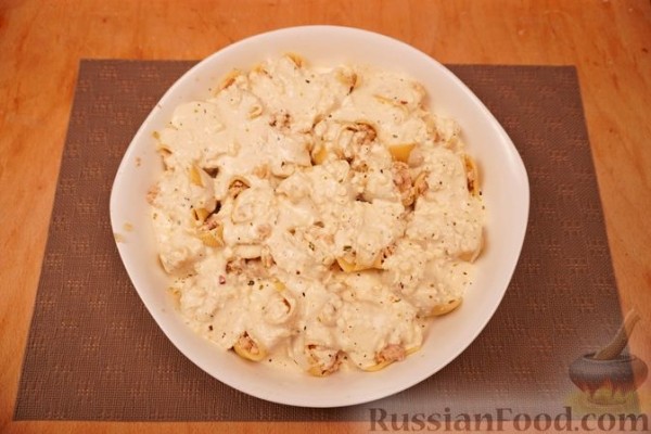 Макароны-ракушки, фаршированные курицей, под сырно-сливочным соусом