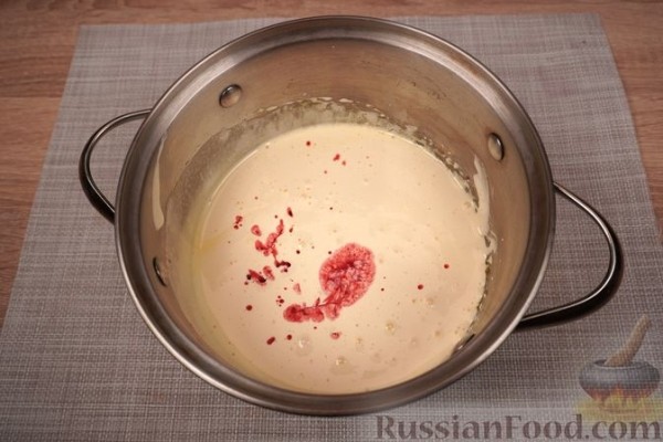 Шарлотка из сдобных булочек, с яблоками, вишней и смородиновым соусом
