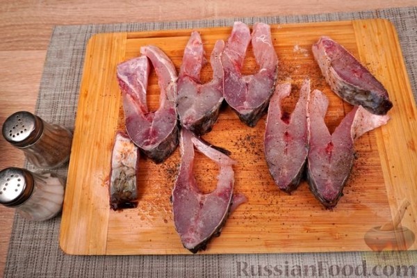 Карп в кукурузной муке, с соусом "Муждей"