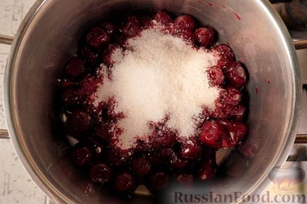 Вишнёвый пирог c решёткой