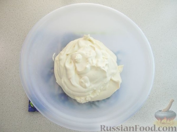Клубничный торт из печенья (без выпечки)