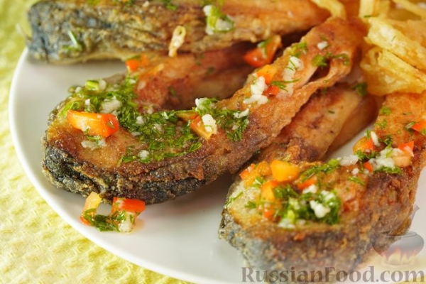 Карп в кукурузной муке, с соусом "Муждей"