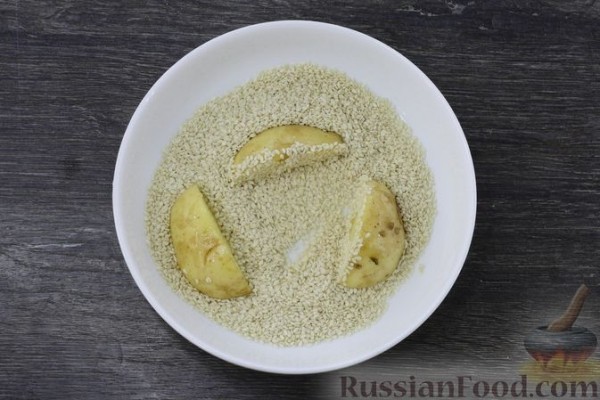 Запечённый молодой картофель в кунжуте, со сметанным соусом