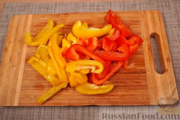 Салат c куриным филе и жареными овощами