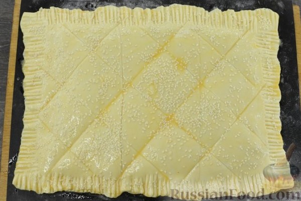 Слоёный пирог с красной рыбой и сливочным сыром