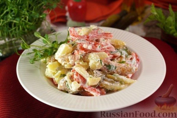 Картофельный салат с овощами и жареным куриным филе