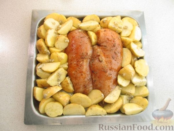 Куриное филе с молодым картофелем и сыром