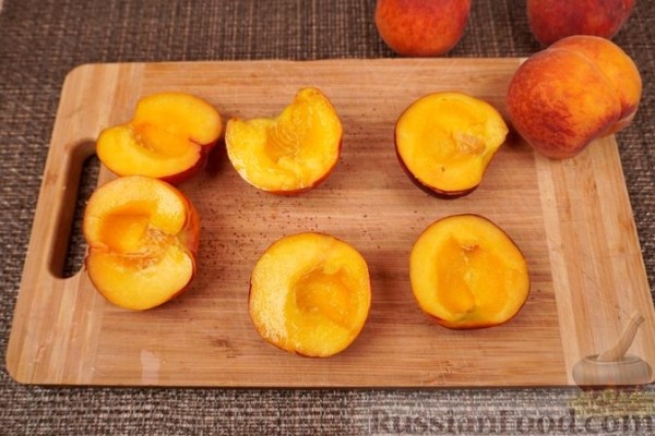 Слойки с персиками и грецкими орехами