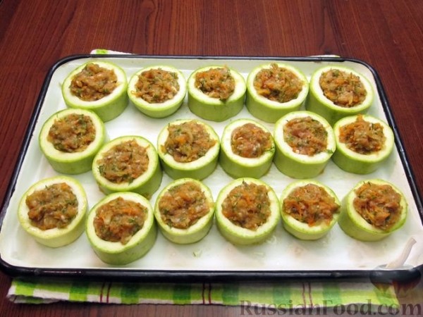 Запечённые кабачки с фаршем, морковью и сыром