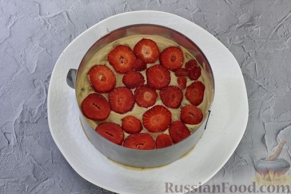 Торт из лаваша с клубникой и кремом из сметаны и сгущёнки (без выпечки)
