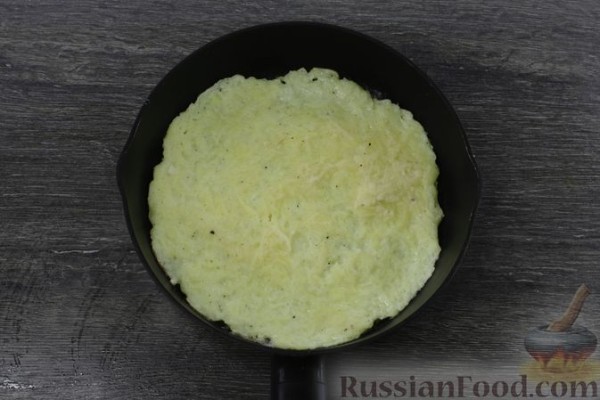 Картофельно-луковый блинный торт с помидорами и сыром