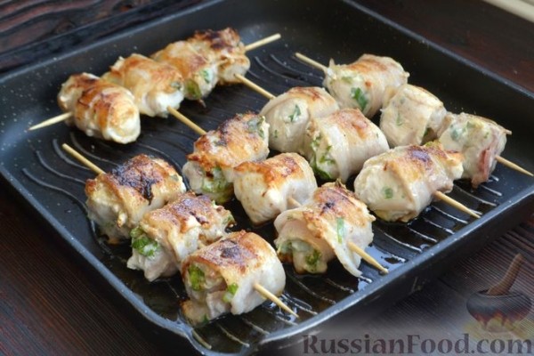 Шашлычки из куриного филе в йогуртовом маринаде, с беконом