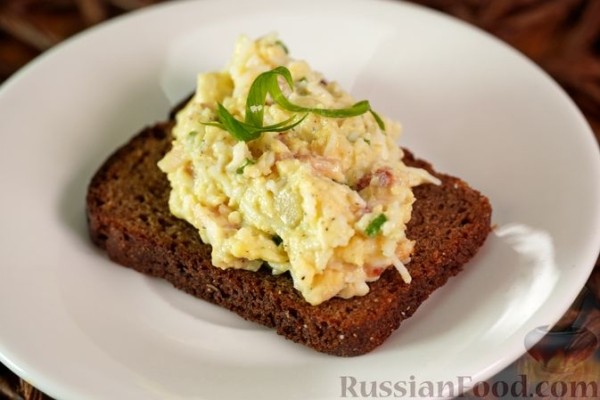 Яичная помазанка с беконом и зелёным луком