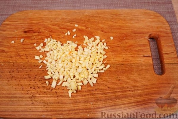 Голубцы из виноградных листьев с кукурузной крупой, грибами и овощами