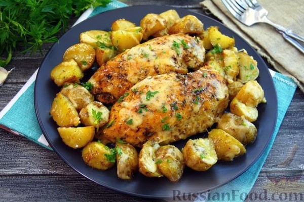 Куриное филе с молодым картофелем и сыром