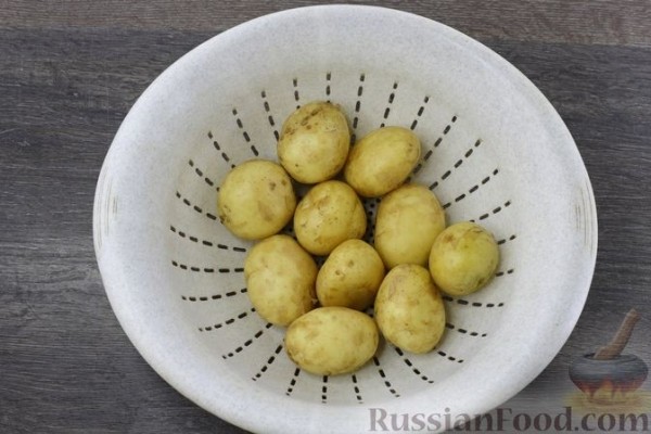 Запечённый молодой картофель в кунжуте, со сметанным соусом