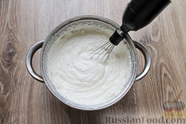 Муссовый творожно-сливочный торт с печеньем, клубникой и желе