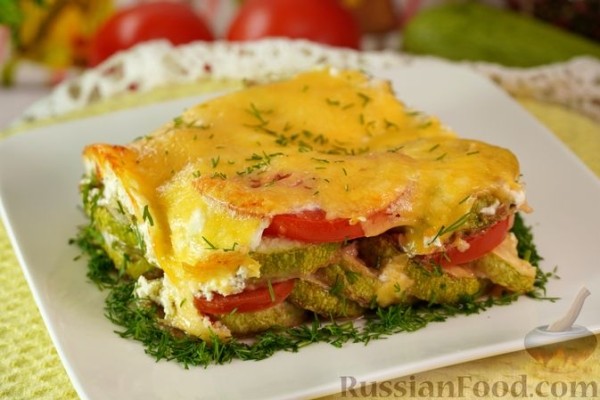 Кабачки с помидорами, запечённые в сметане