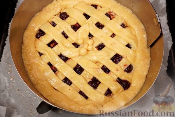 Вишнёвый пирог c решёткой