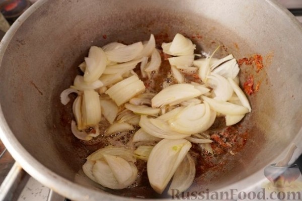 Свинина, тушенная с колбасками по-дебреценски