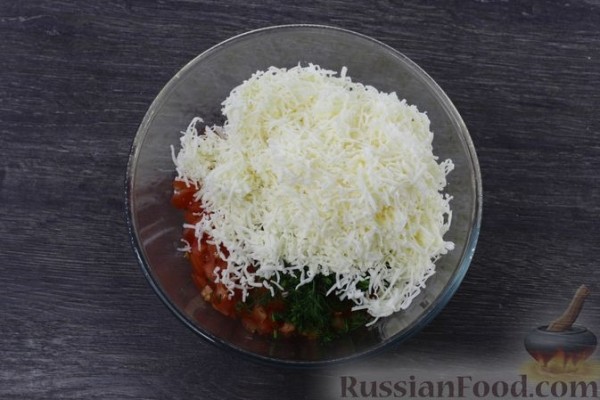 Картофельно-луковый блинный торт с помидорами и сыром
