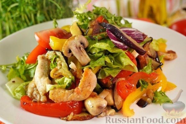 Салат c куриным филе и жареными овощами