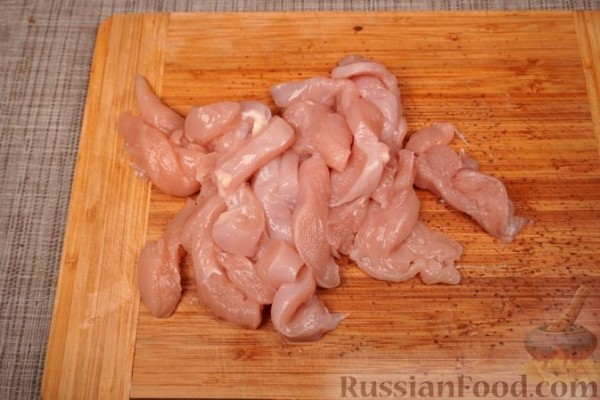 Картофельный салат с овощами и жареным куриным филе