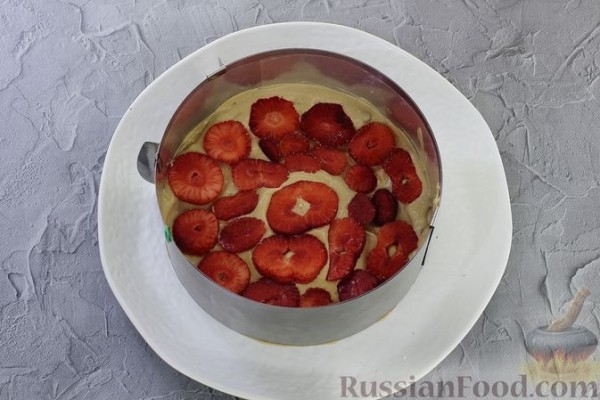 Торт из лаваша с клубникой и кремом из сметаны и сгущёнки (без выпечки)