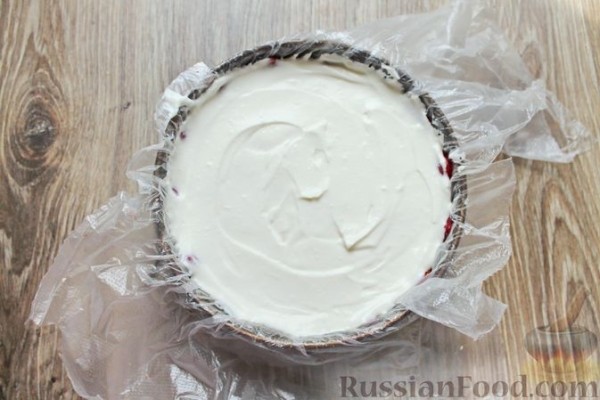 Муссовый творожно-сливочный торт с печеньем, клубникой и желе