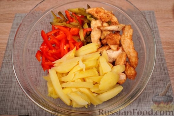 Картофельный салат с овощами и жареным куриным филе