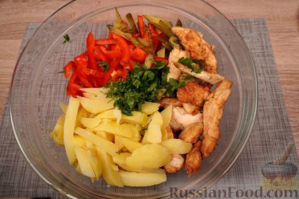 Картофельный салат с овощами и жареным куриным филе