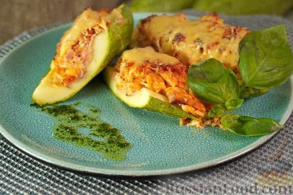 Кабачки, фаршированные яйцами и ветчиной
