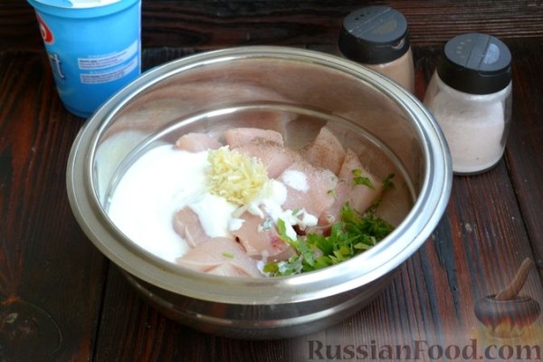 Шашлычки из куриного филе в йогуртовом маринаде, с беконом