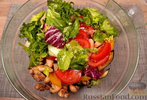 Салат c куриным филе и жареными овощами