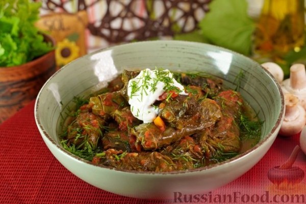 Голубцы из виноградных листьев с кукурузной крупой, грибами и овощами