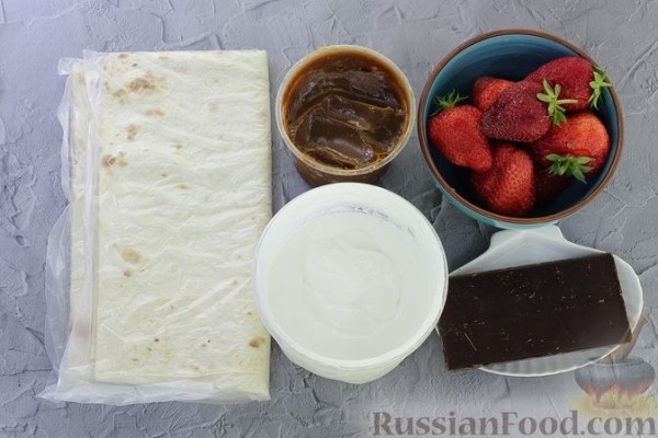 Торт из лаваша с клубникой и кремом из сметаны и сгущёнки (без выпечки)