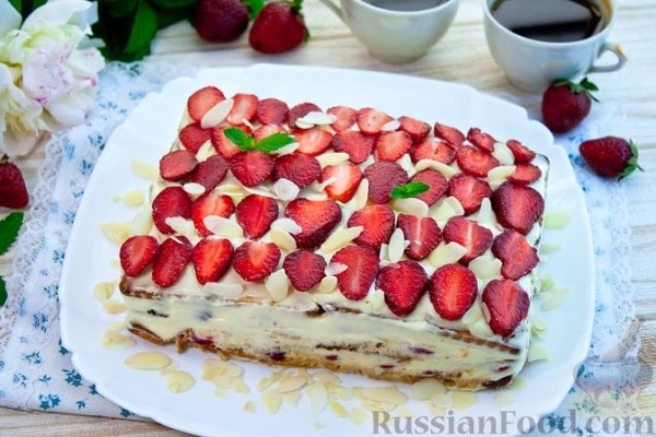 Клубничный торт из печенья (без выпечки)