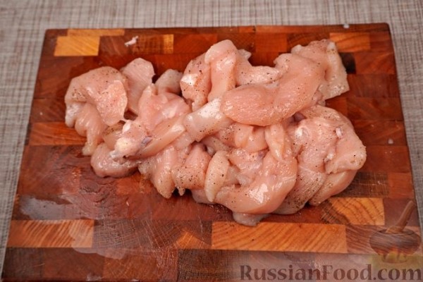 Салат c куриным филе и жареными овощами