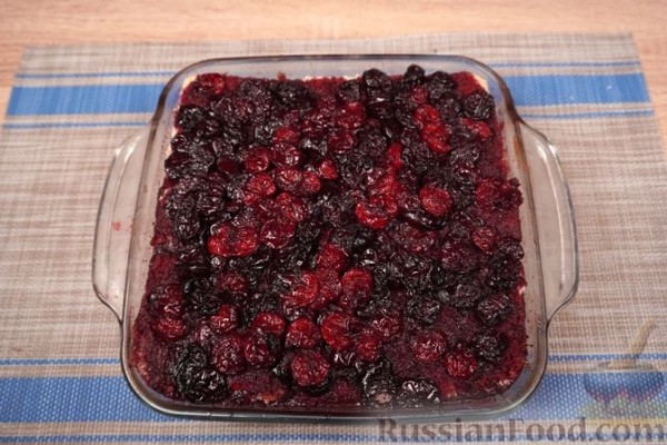 Шарлотка из сдобных булочек, с яблоками, вишней и смородиновым соусом