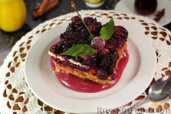 Шарлотка из сдобных булочек, с яблоками, вишней и смородиновым соусом