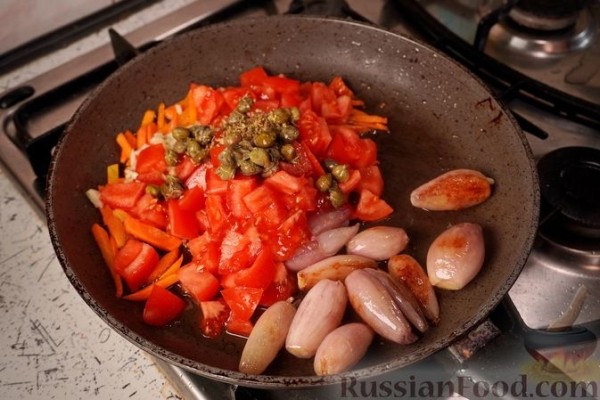 Тунец, запечённый с овощами, каперсами и фетой