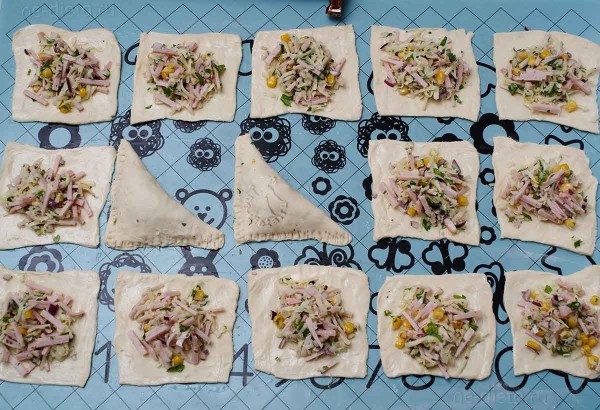 Слойки с ветчиной и сыром