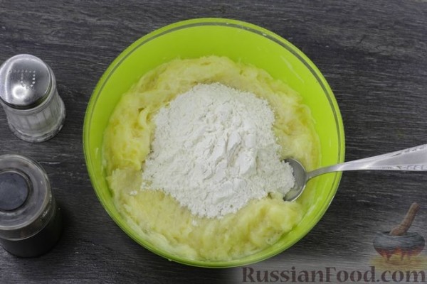 Картофельно-луковый блинный торт с помидорами и сыром