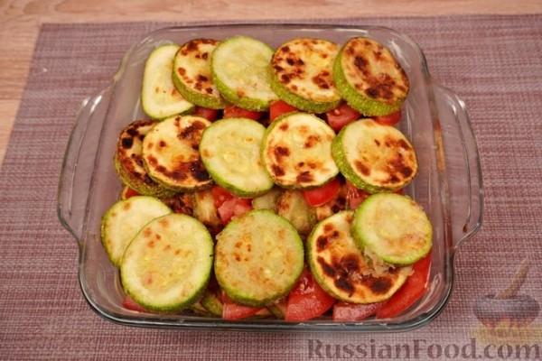 Кабачки с помидорами, запечённые в сметане