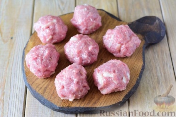 Тефтели из свинины, тушенные с фасолью, в томатном соусе